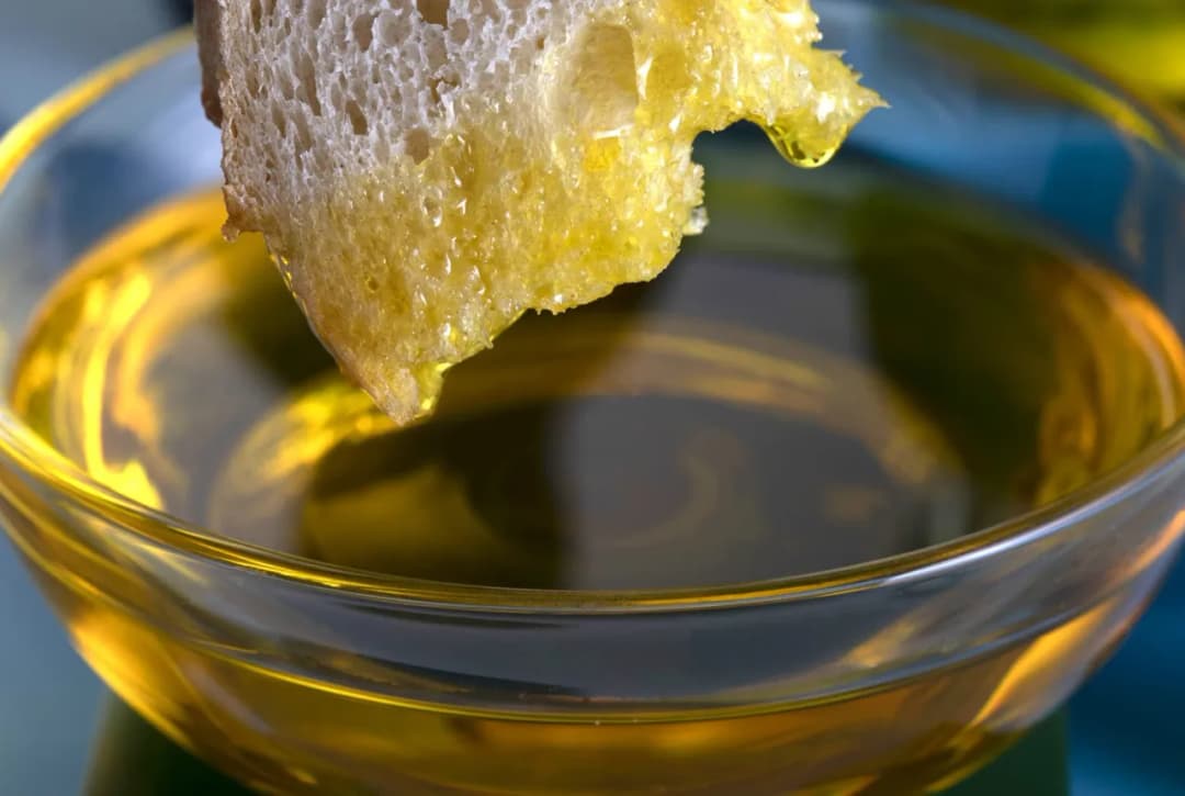 Kiedy pić oliwę z oliwek, aby maksymalnie wykorzystać jej zdrowotne właściwości?