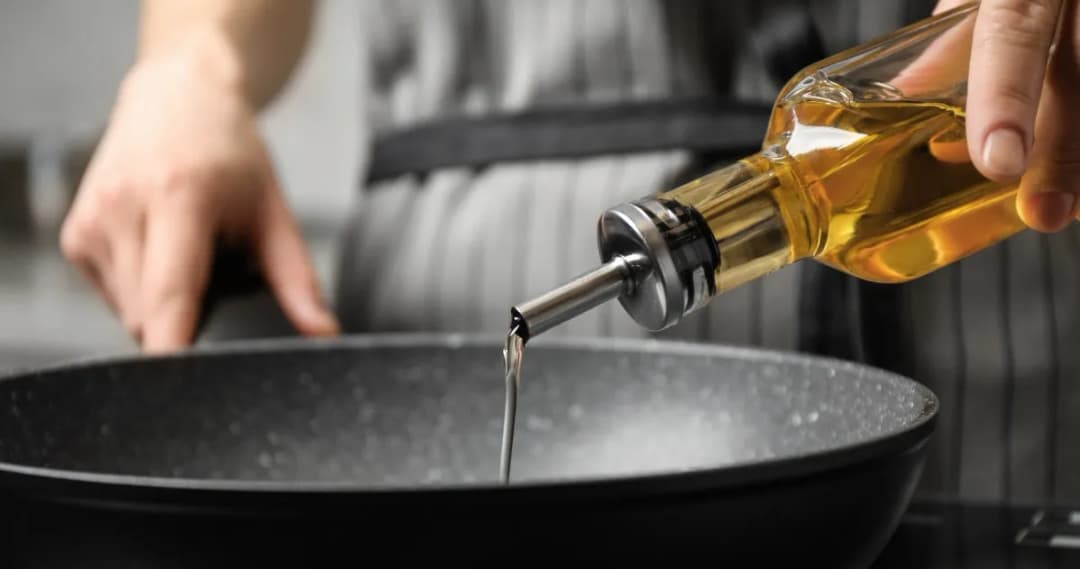 Oliwa z oliwek do jakiej temperatury? Uniknij szkodliwego podgrzewania