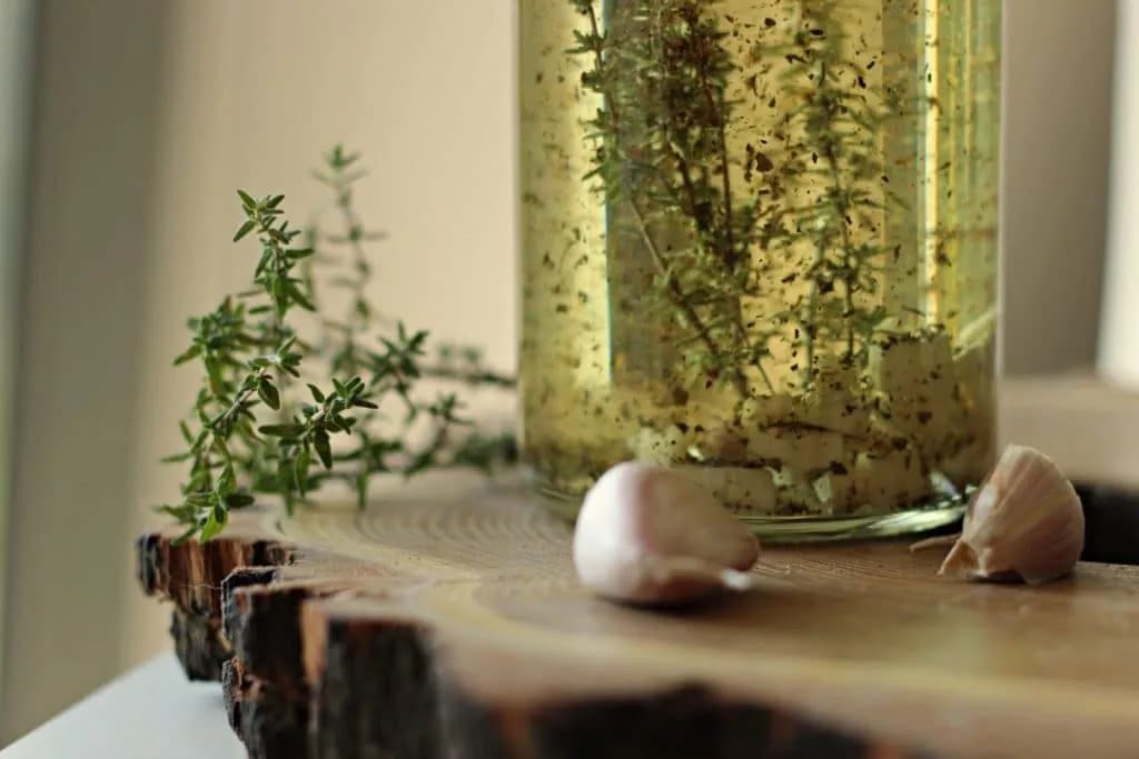 Jak zrobić oliwę czosnkową, by wzbogacić smak swoich potraw