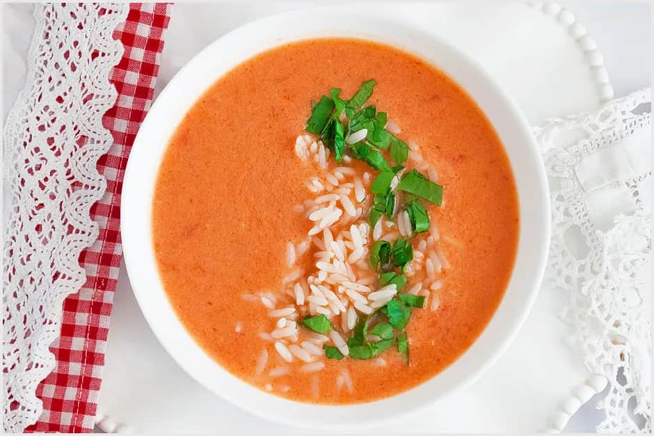 Zupa pomidorowa ile może stać w lodówce? Sprawdź, by uniknąć zepsucia