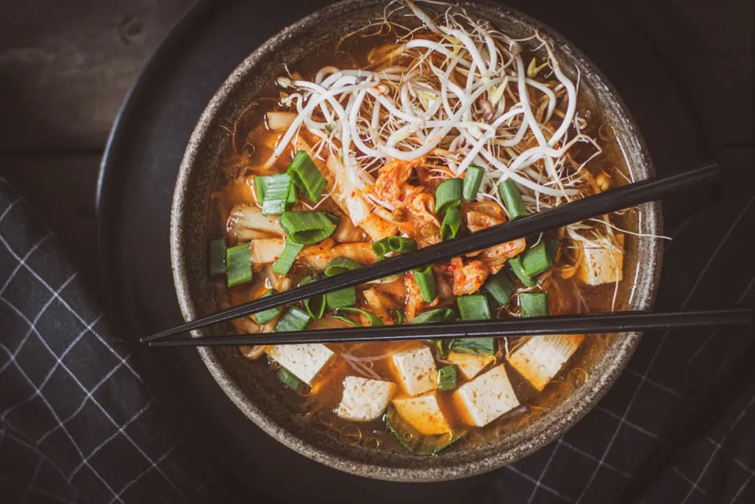 Jak przygotować zupę kim chi, która zachwyci smakiem i aromatem