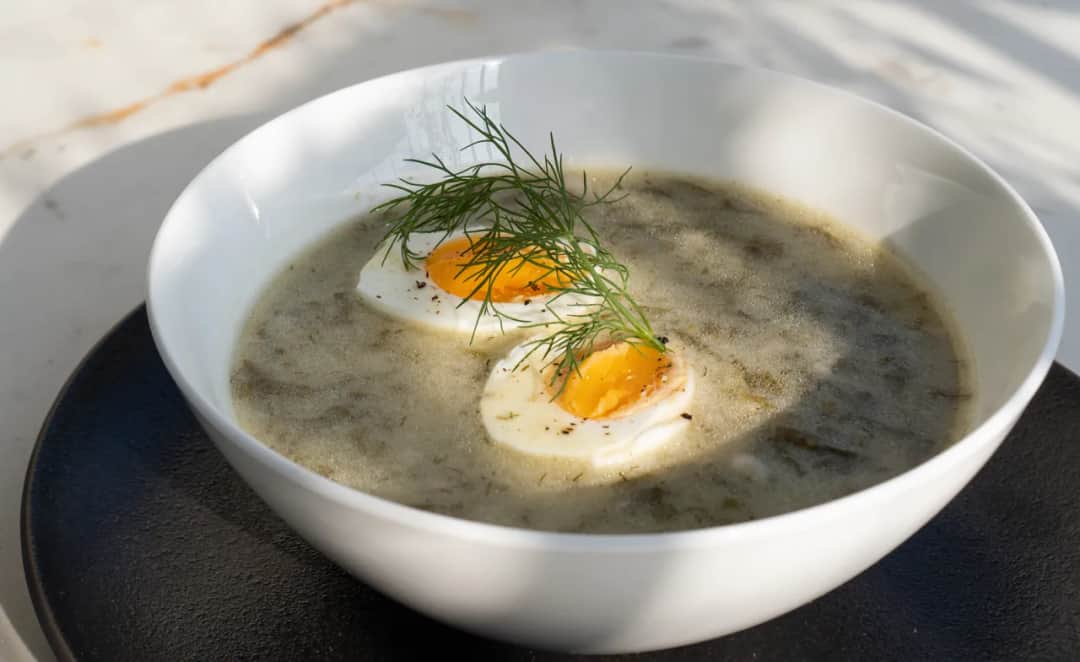 Jakie przyprawy do zupy szczawiowej, aby wydobyć jej smak?