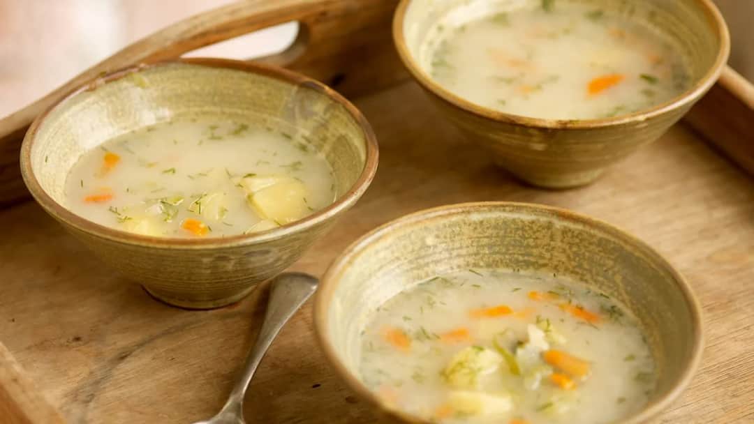 Jak zaprawić zupę ogórkową, by uniknąć zbyt kwaśnego smaku?