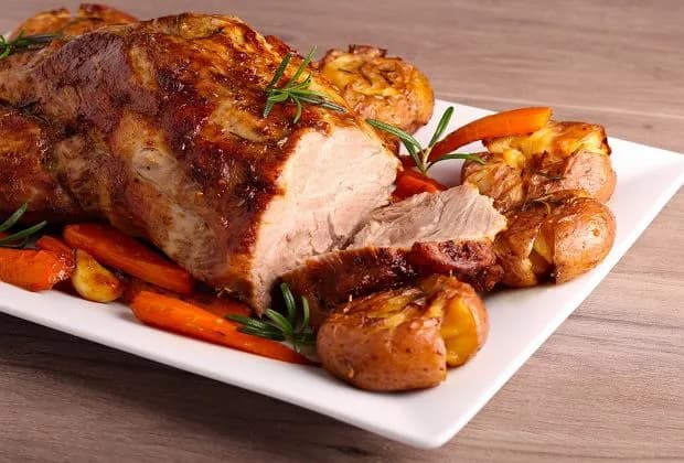 Jak upiec szynkę wieprzową na obiad, by była soczysta i aromatyczna