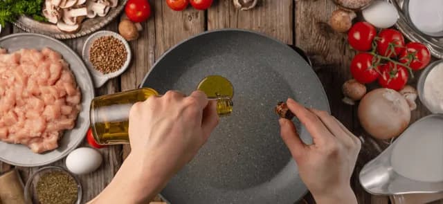 Czy na oliwie z oliwek można piec? Odkryj zalety i pułapki