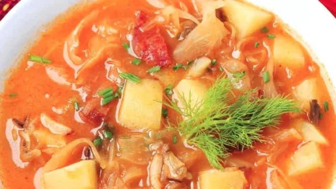 Co to jest zupa? Poznaj sekrety składników i tradycji kulinarnych