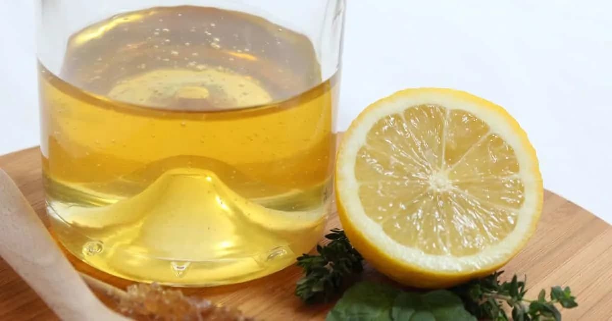 Oliwa cytrynowa do czego? Odkryj jej niezwykłe zastosowania w kuchni