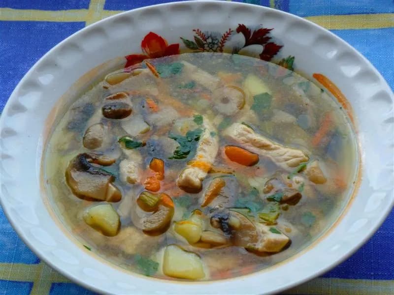 Jak się gotuje zupę pieczarkową, aby była smaczna i aromatyczna