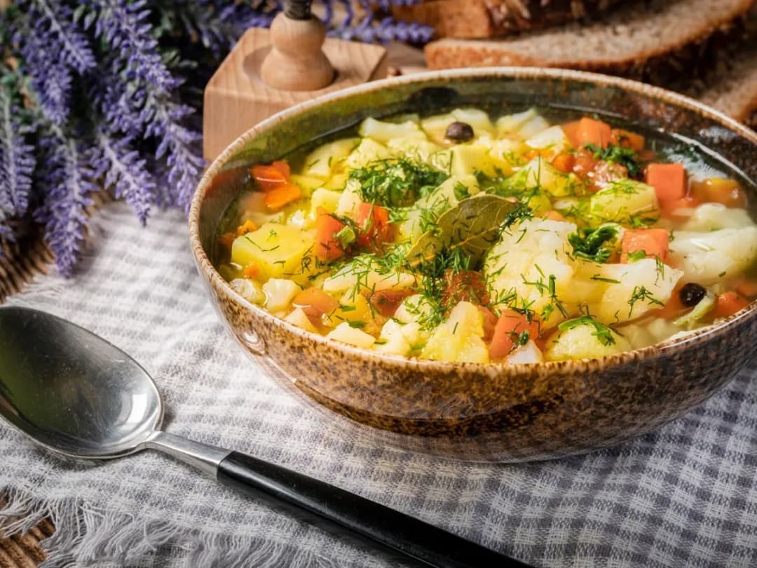 Jaką śmietanę do zupy jarzynowej wybrać, aby uniknąć zwarzenia?