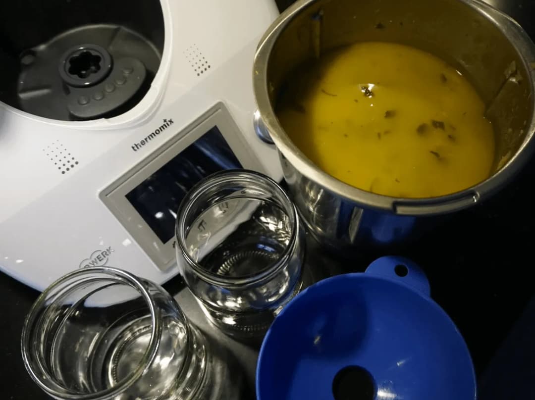 Czy można zamrozić zupę w słoiku? Uniknij pęknięcia słoika i błędów