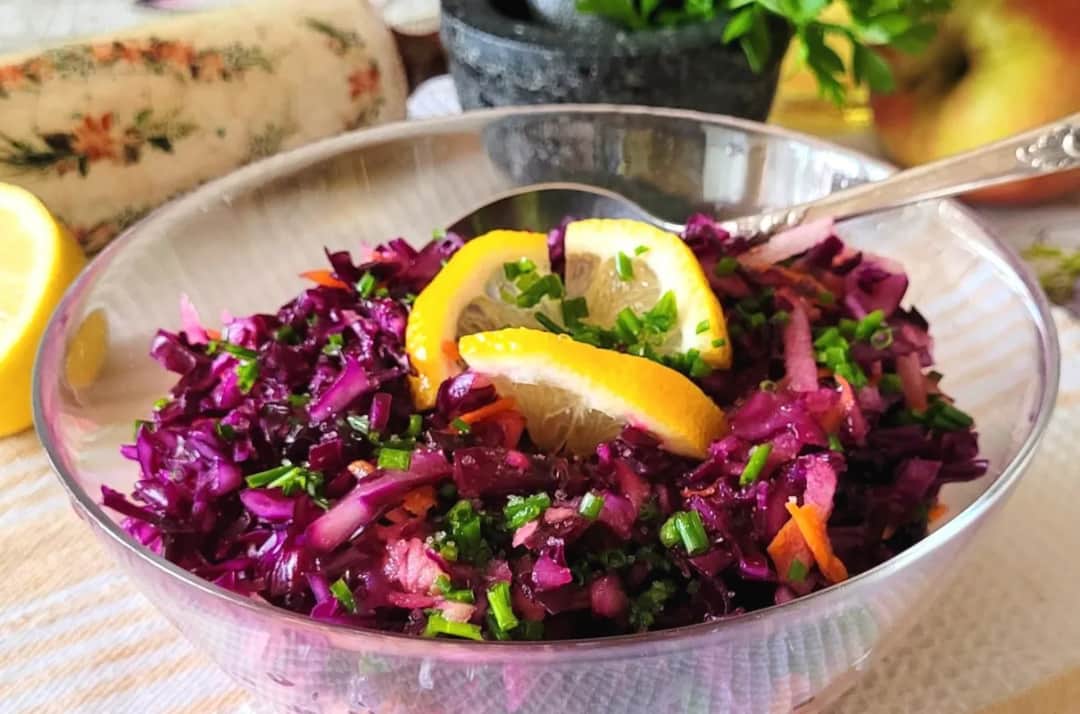 Sałatka z czerwonej kapusty jak w restauracji - prosty przepis na smakowitość